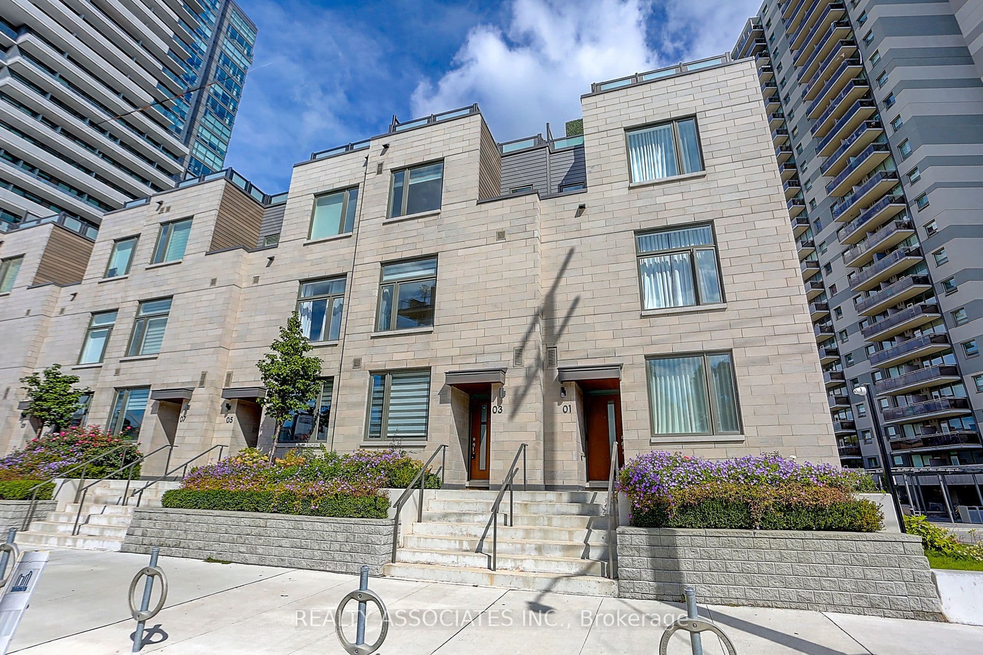 270 Davenport Road TH3, Toronto, ON M5R 0C1