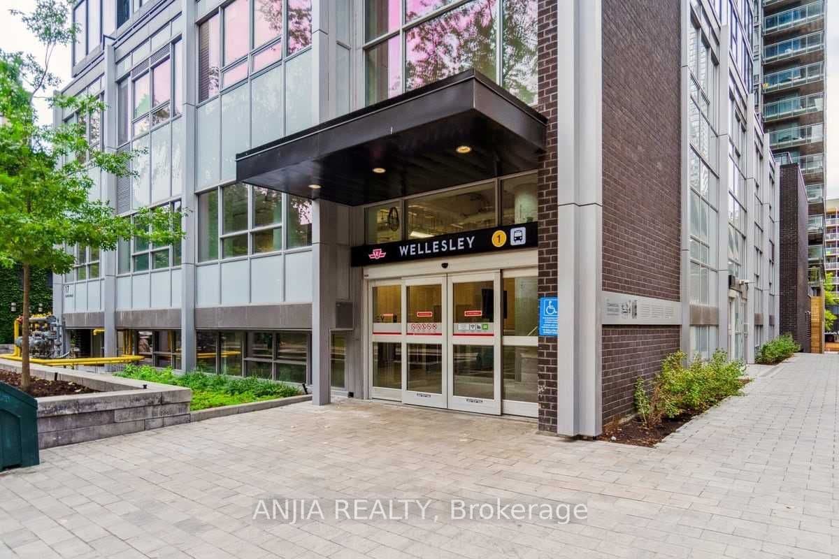 17 Dundonald Street 409, Toronto, ON M4Y 1K3