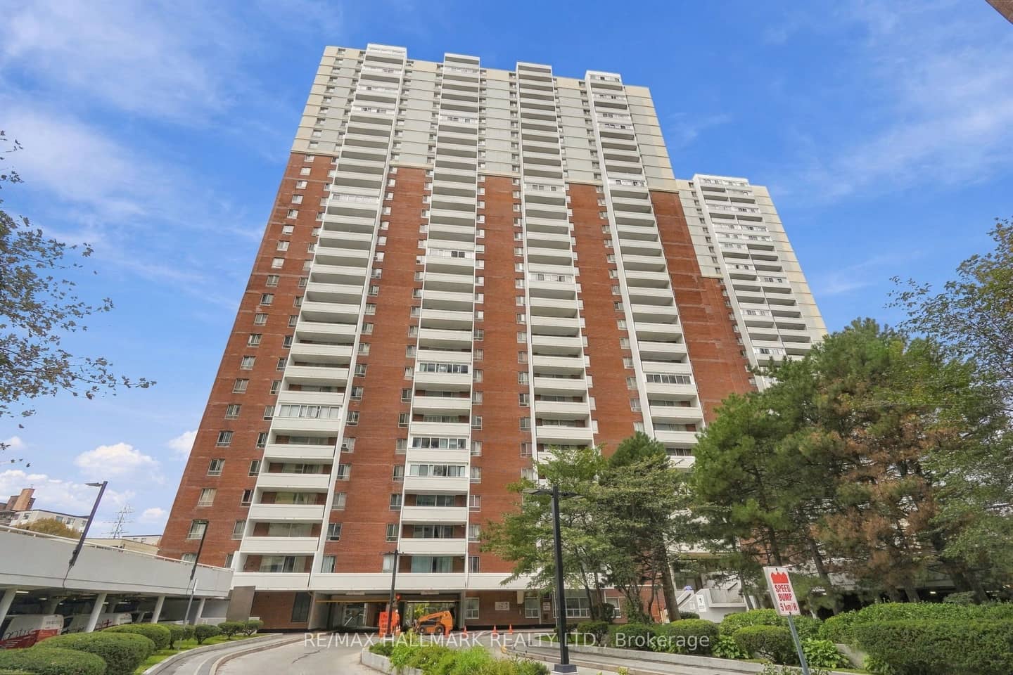 1 Massey Square 1419, Toronto, ON M4C 5L4