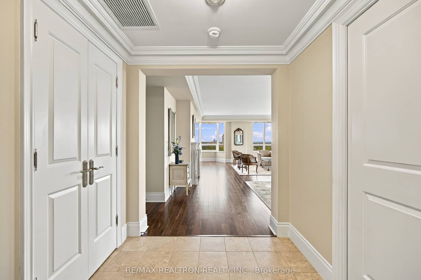 10101 Yonge Street 702, Richmond Hill, ON L4C 0V6