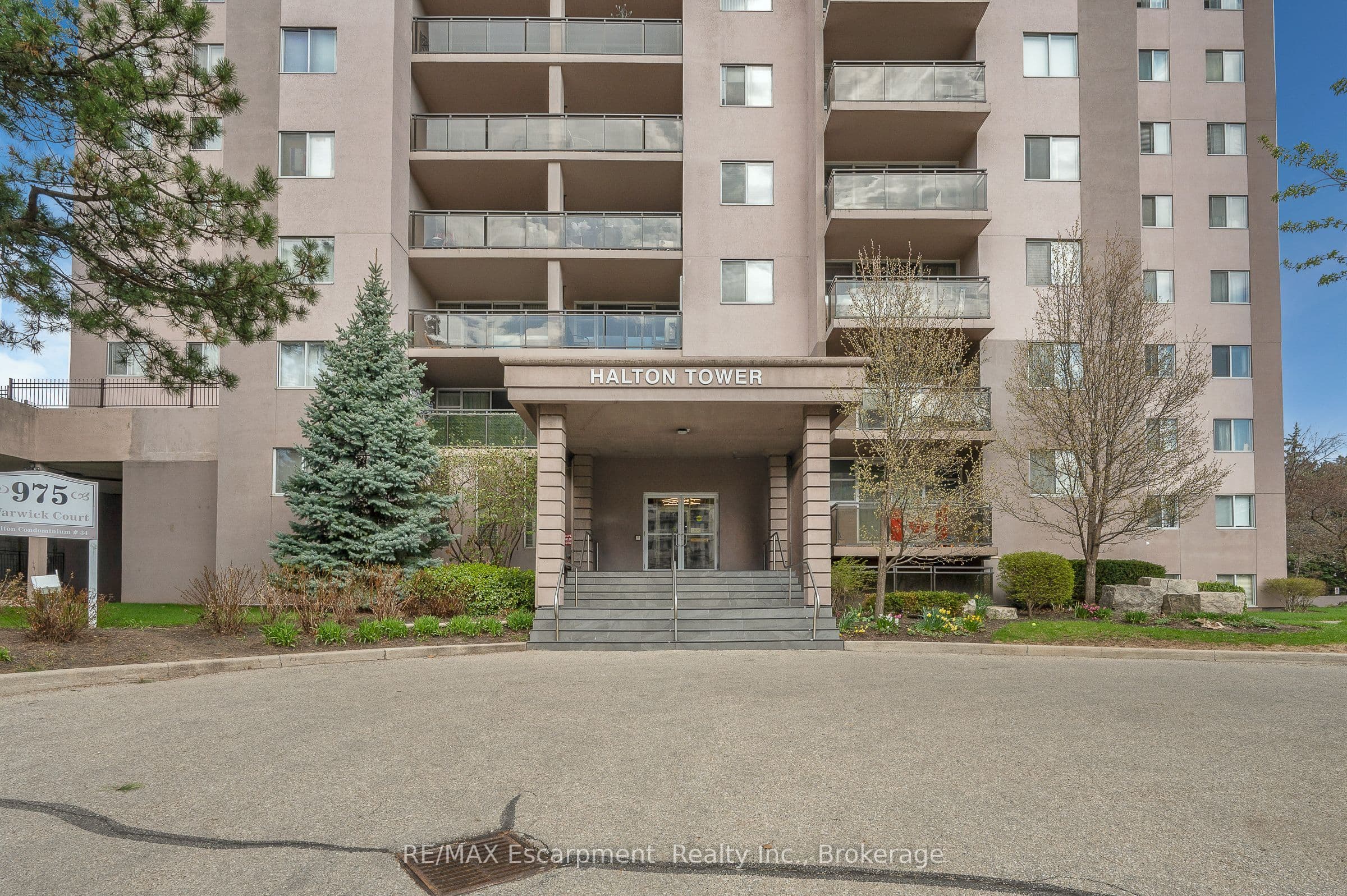975 Warwick Court 310, Burlington, ON L7T 3Z7