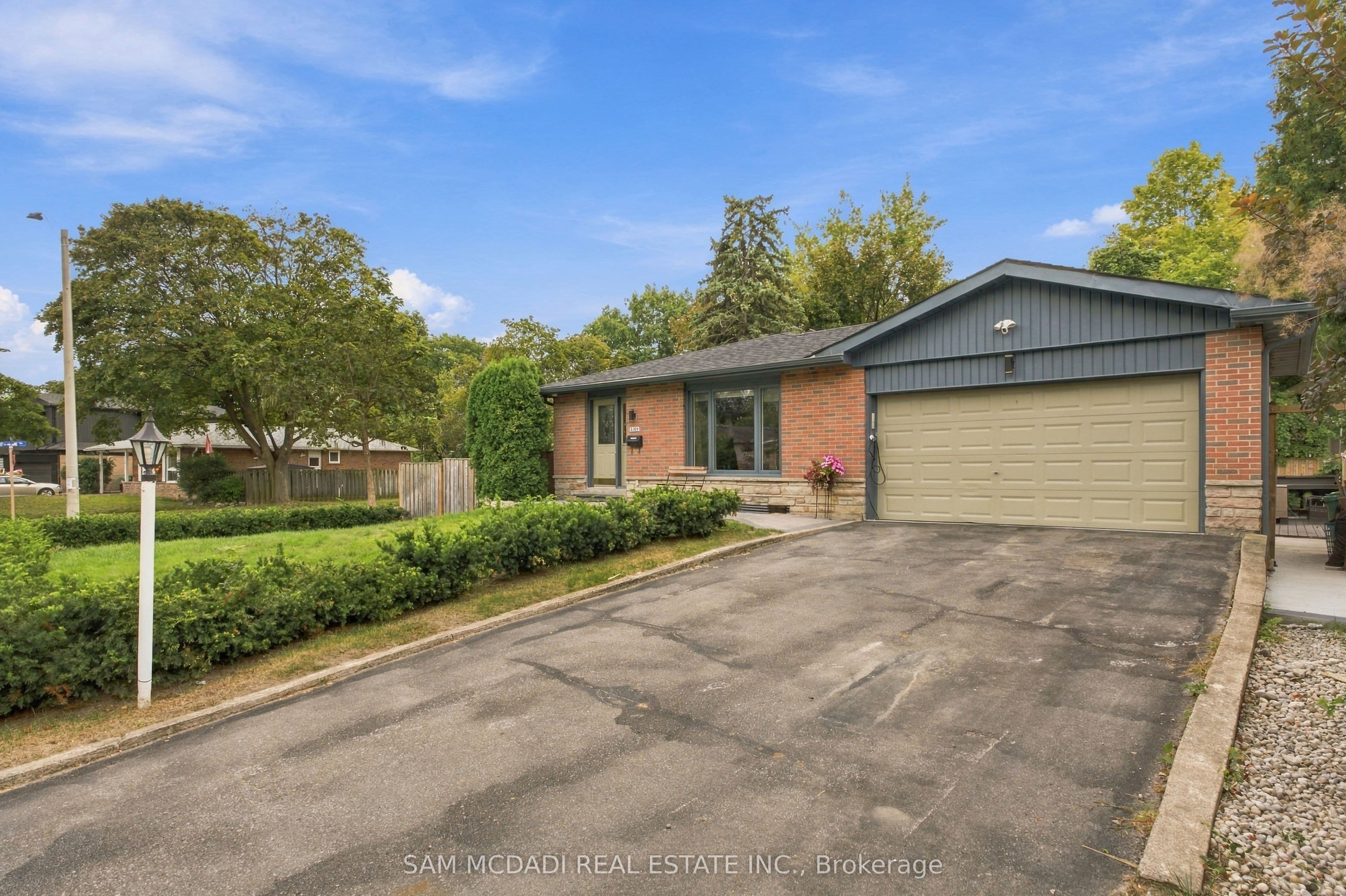 2009 Delaney Drive, Mississauga, ON L5J 3L3