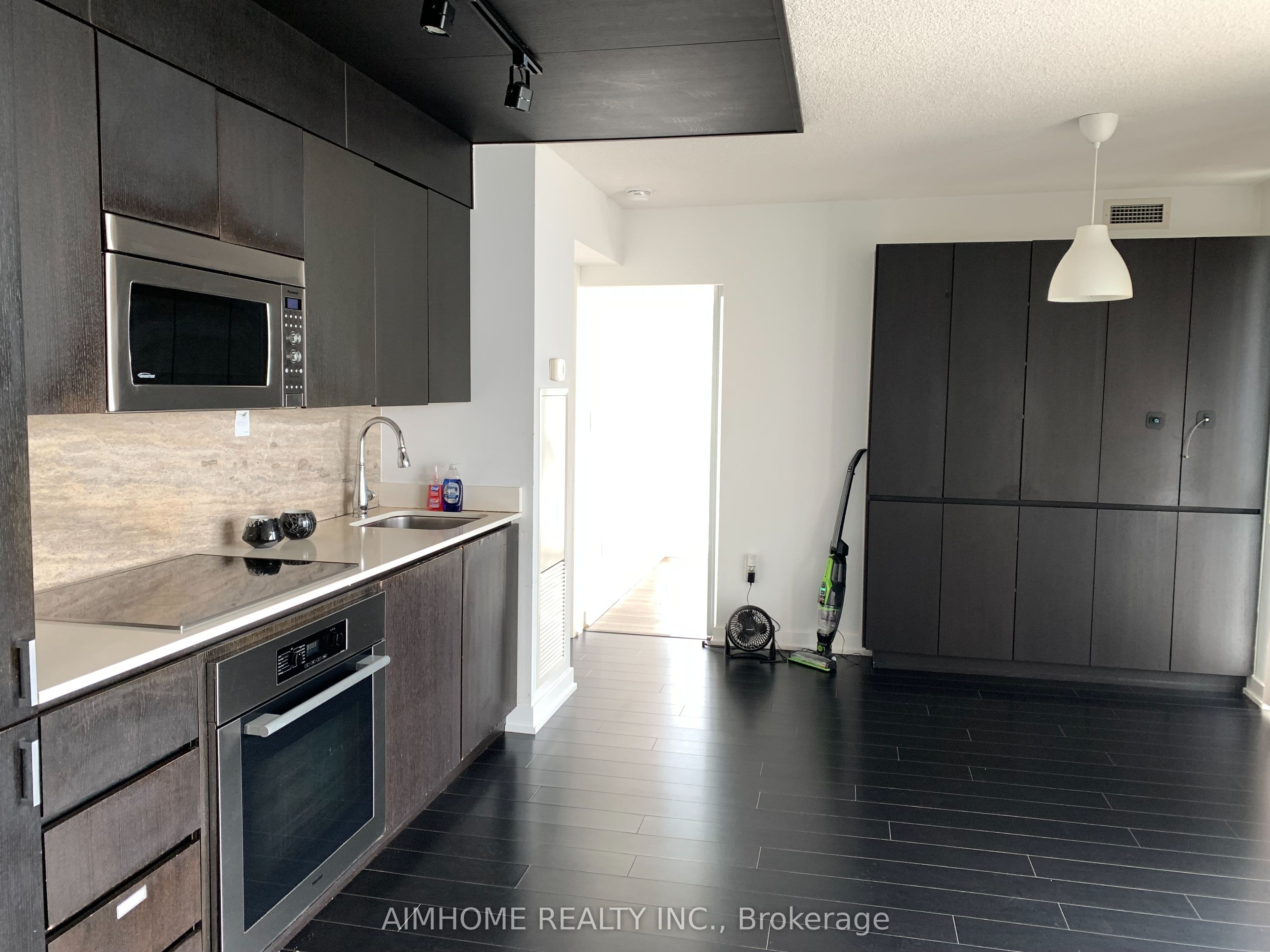 15 Iceboat Terrace 2206, Toronto, ON M5V 4A5
