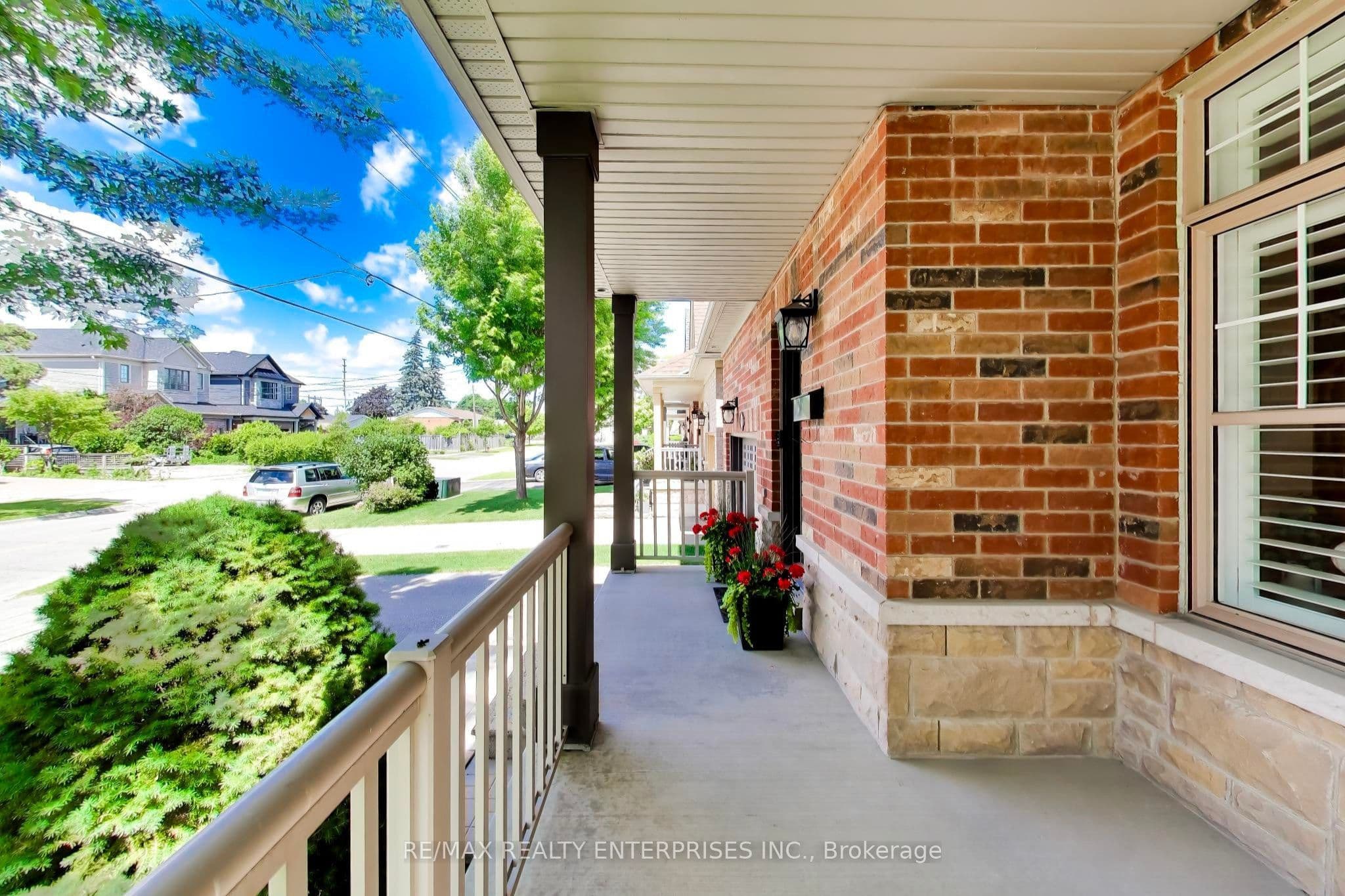 1613 Northmount Avenue, Mississauga, ON L5E 1Y9