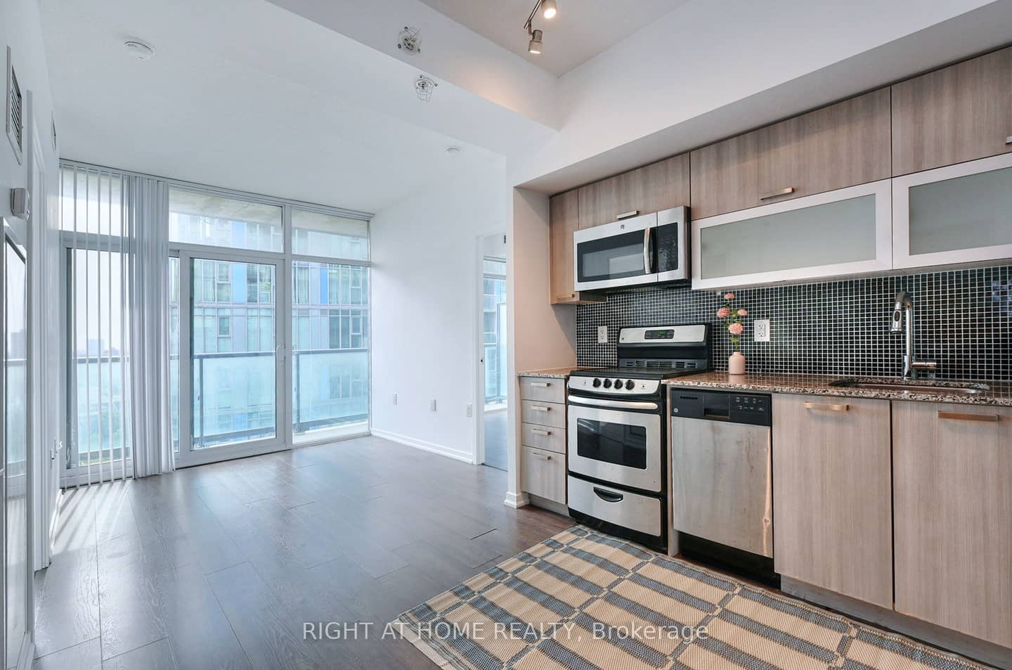 36 Lisgar Street 1511, Toronto, ON M6J 0C7