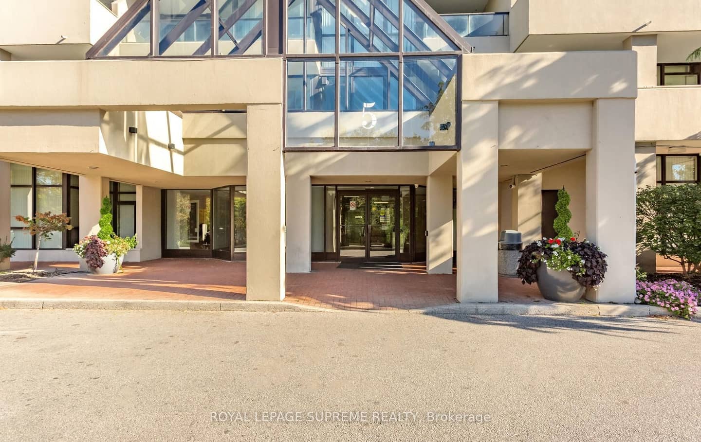 5 Rowntree Road 1015, Toronto, ON M9V 5G9