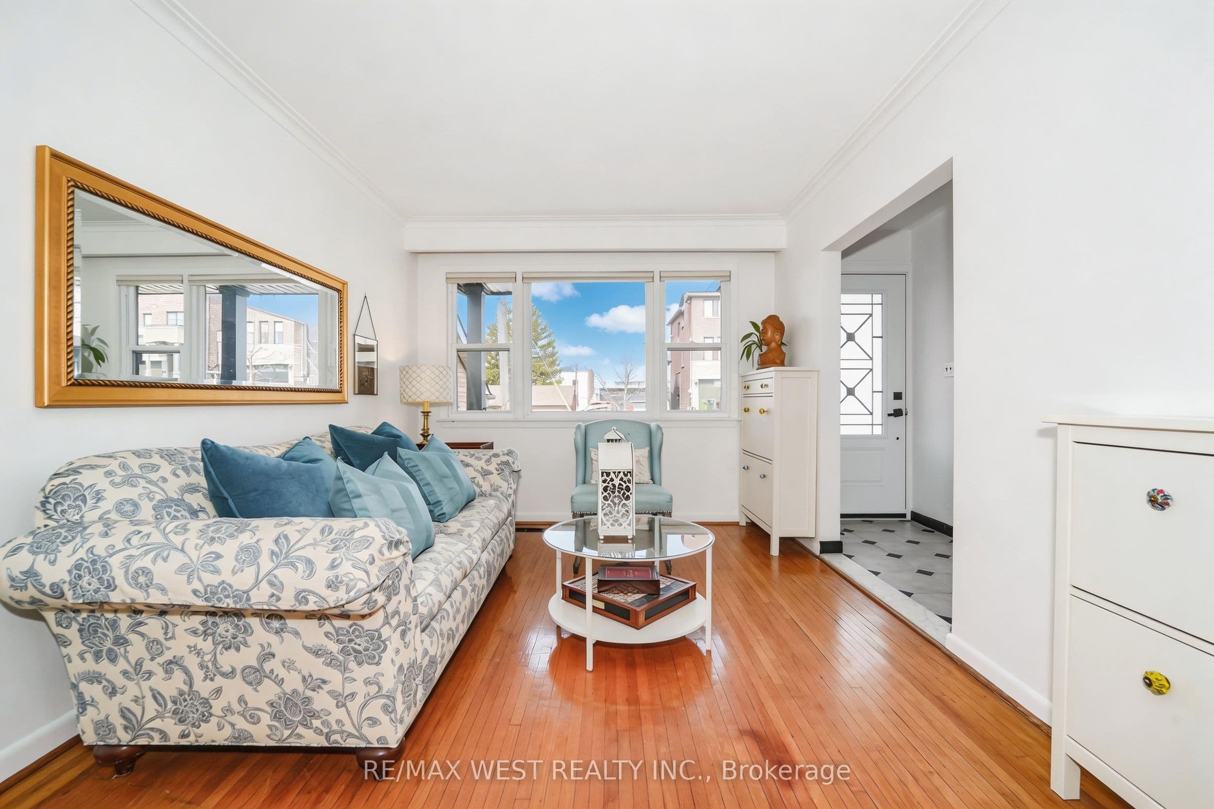 11 Helen Avenue, Toronto, ON M6N 2B4