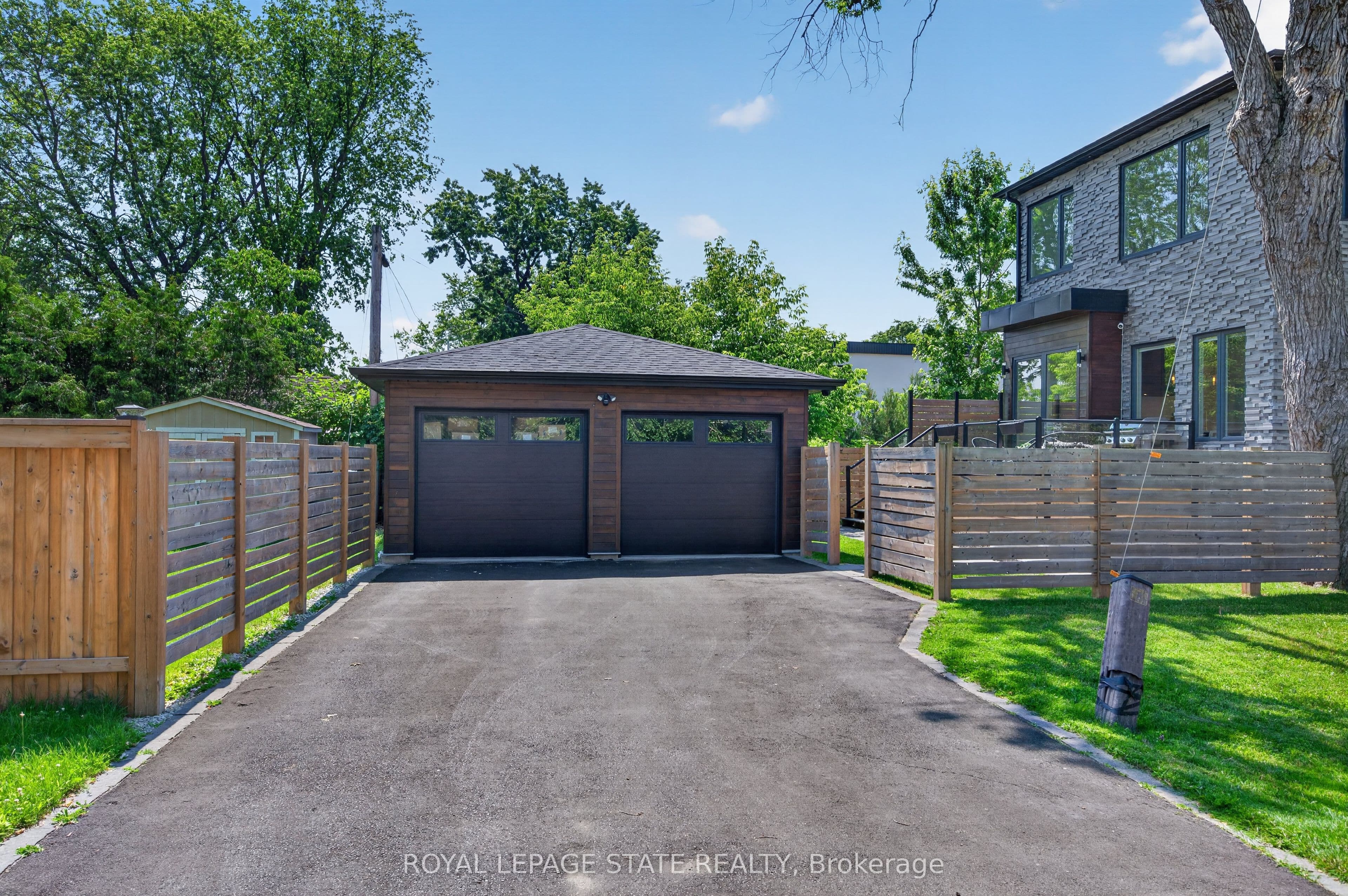 1047 Meredith Avenue, Mississauga, ON L5E 2C6