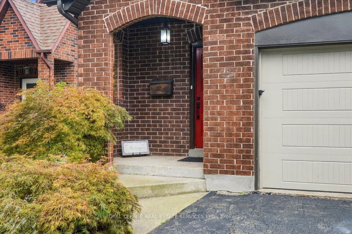 2182 Margot Street, Oakville, ON L6H 3M1