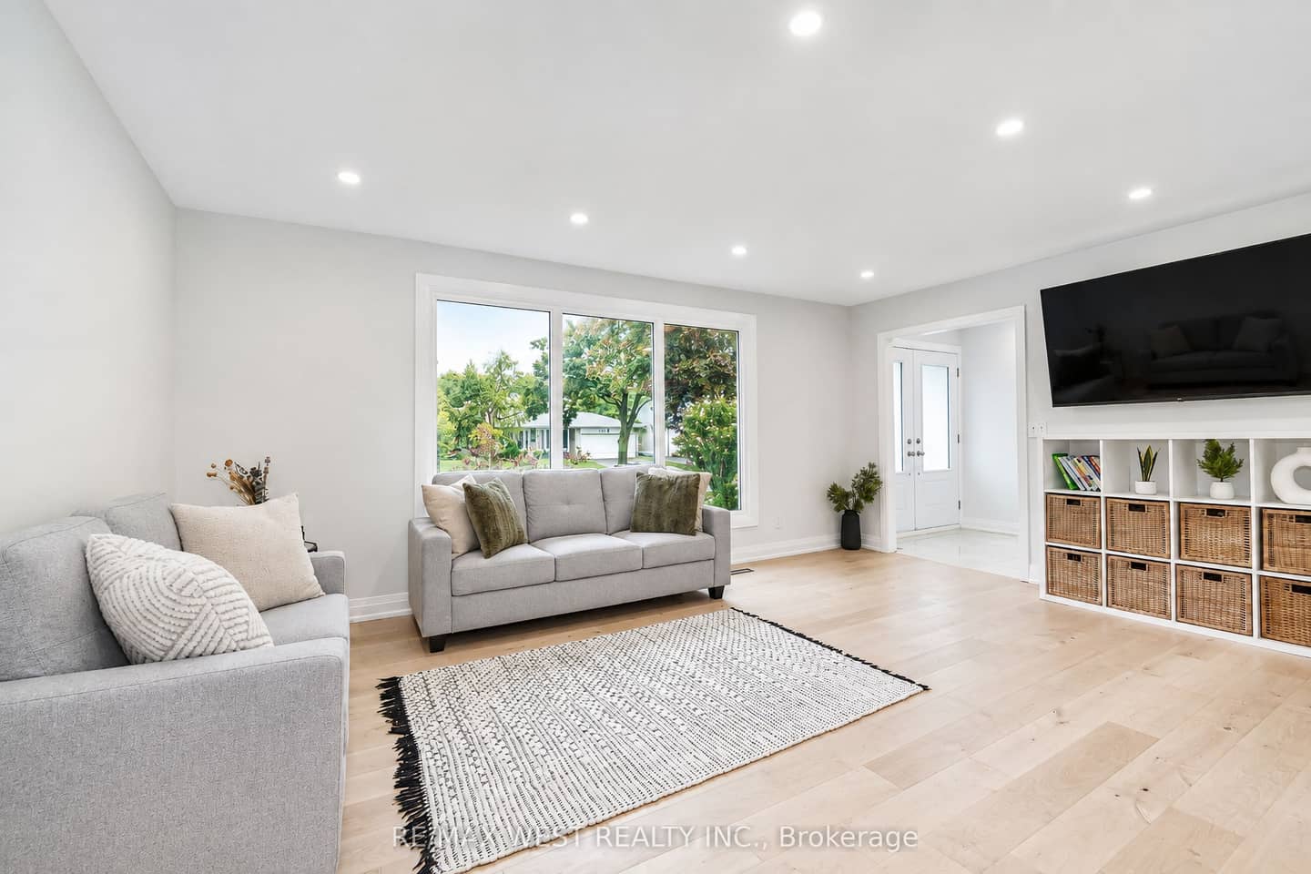 765 Dodsworth Crescent, Mississauga, ON L4Y 2H8
