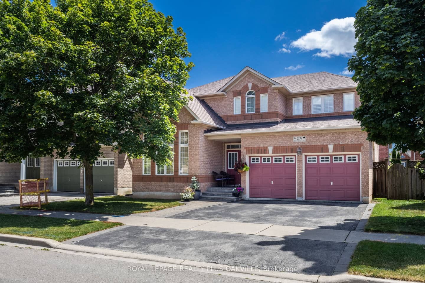 2254 Dunforest Crescent, Oakville, ON L6M 4X3