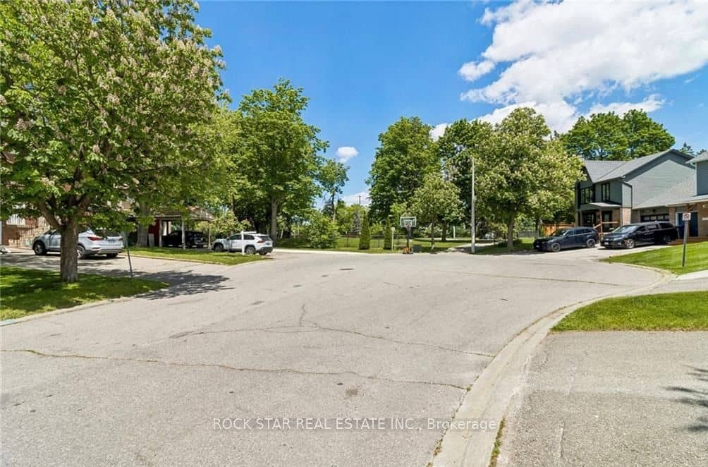 32 Lansing Square, Brampton, ON L6Z 1E6