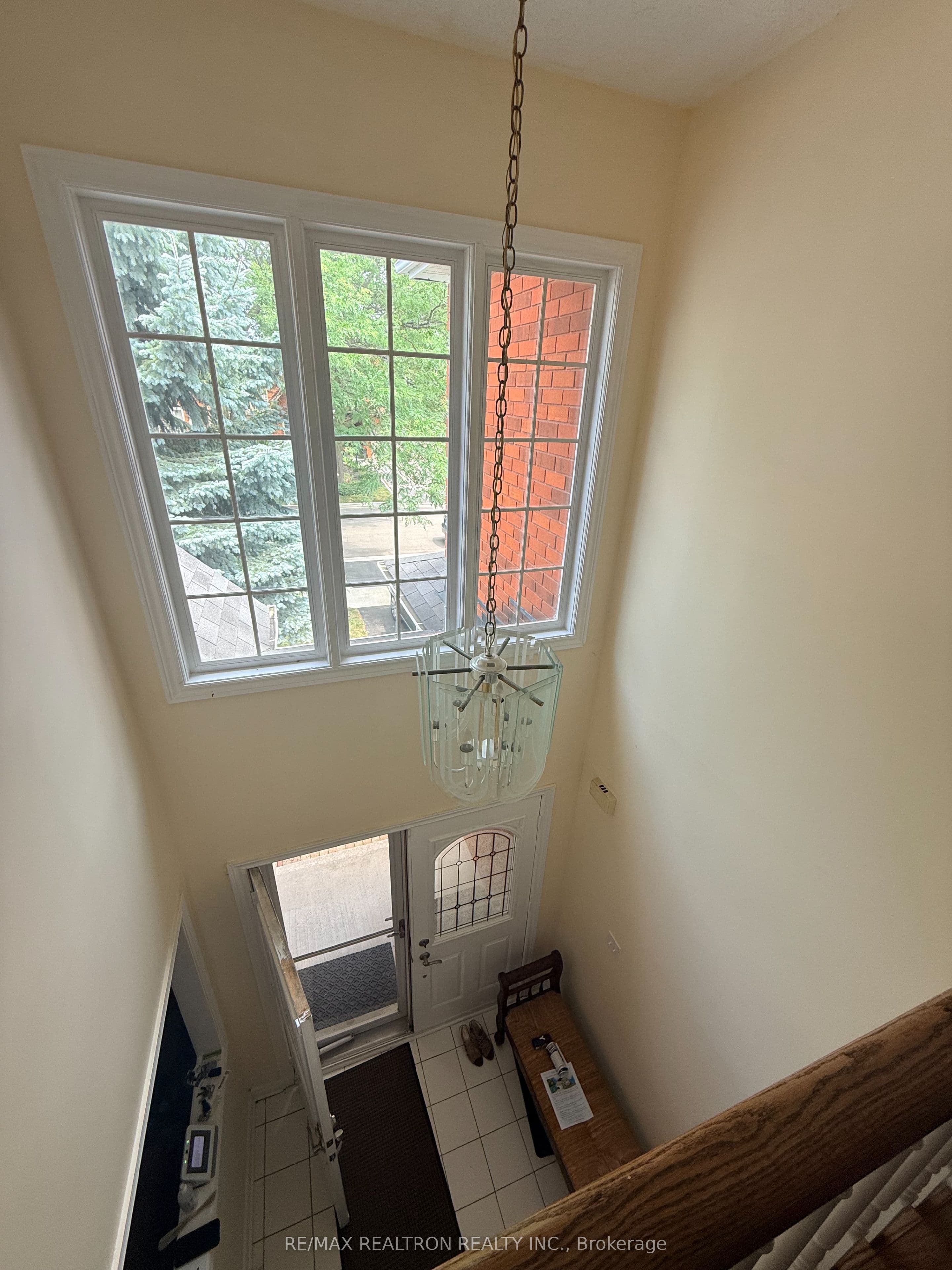 8 Waterdown Crescent, Whitby, ON L1R 1Z1