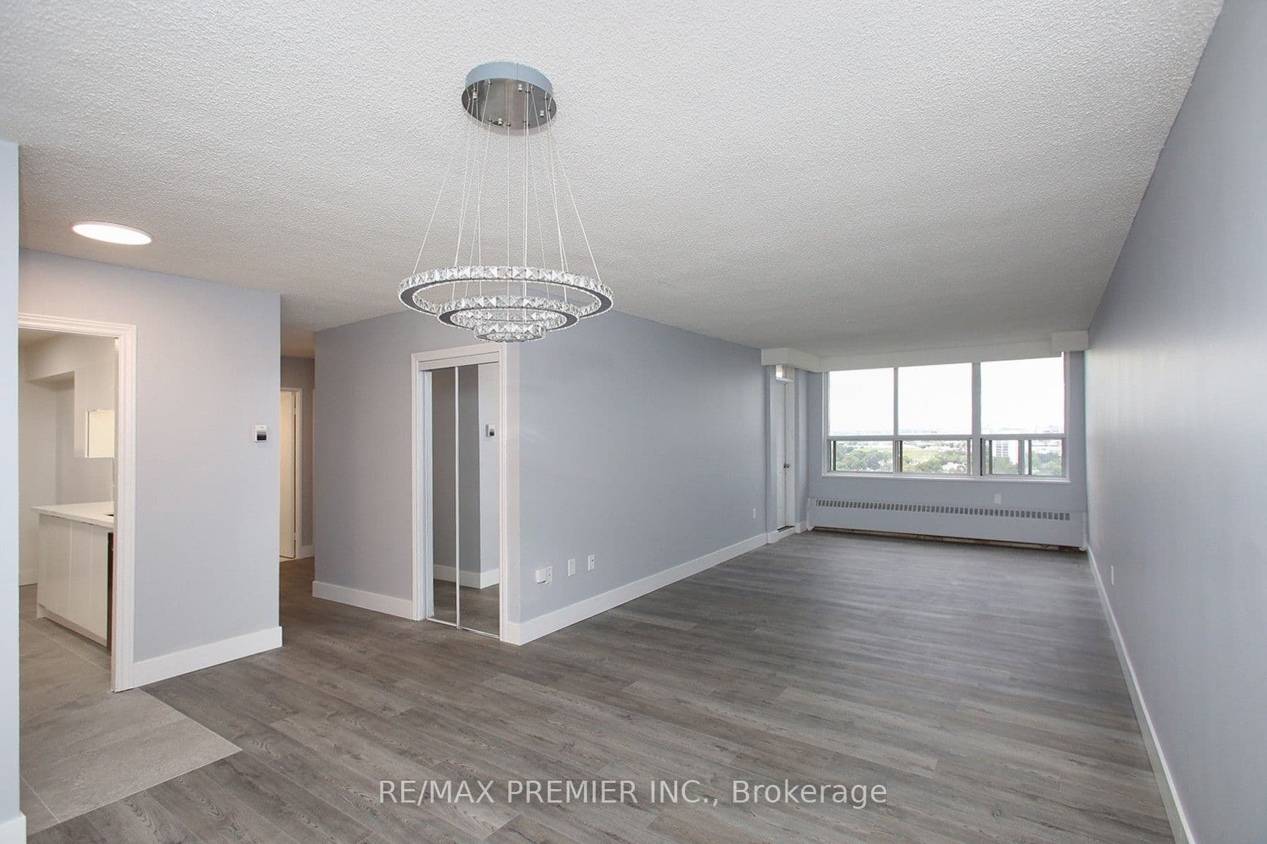 390 Dixon Road 1909, Toronto, ON M9R 1T4