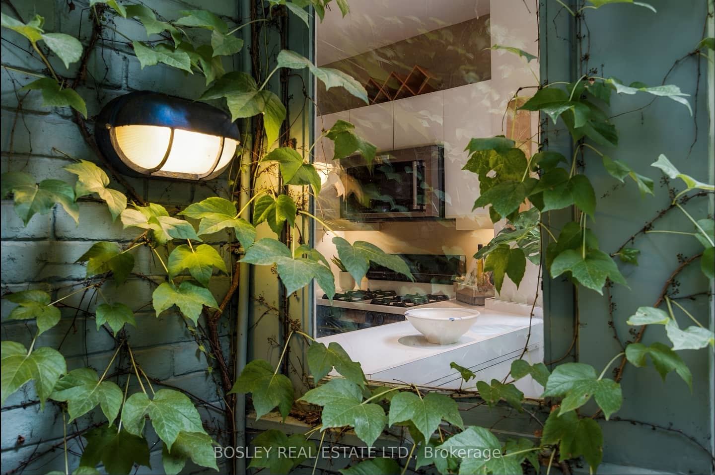 33 1/2 Henry Street, Toronto, ON M5T 1W9