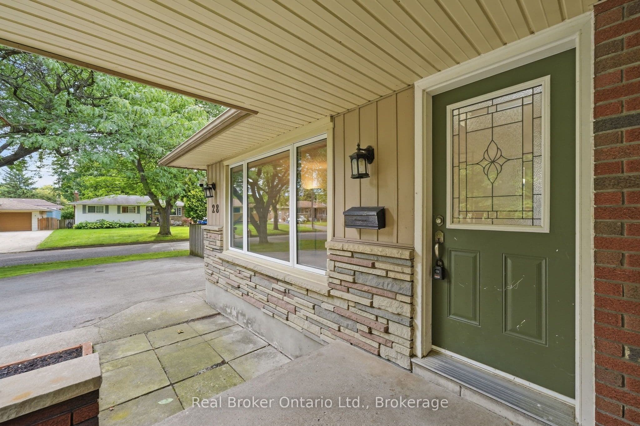 28 BRENTWOOD Drive, St. Catharines, ON L2M 4M2