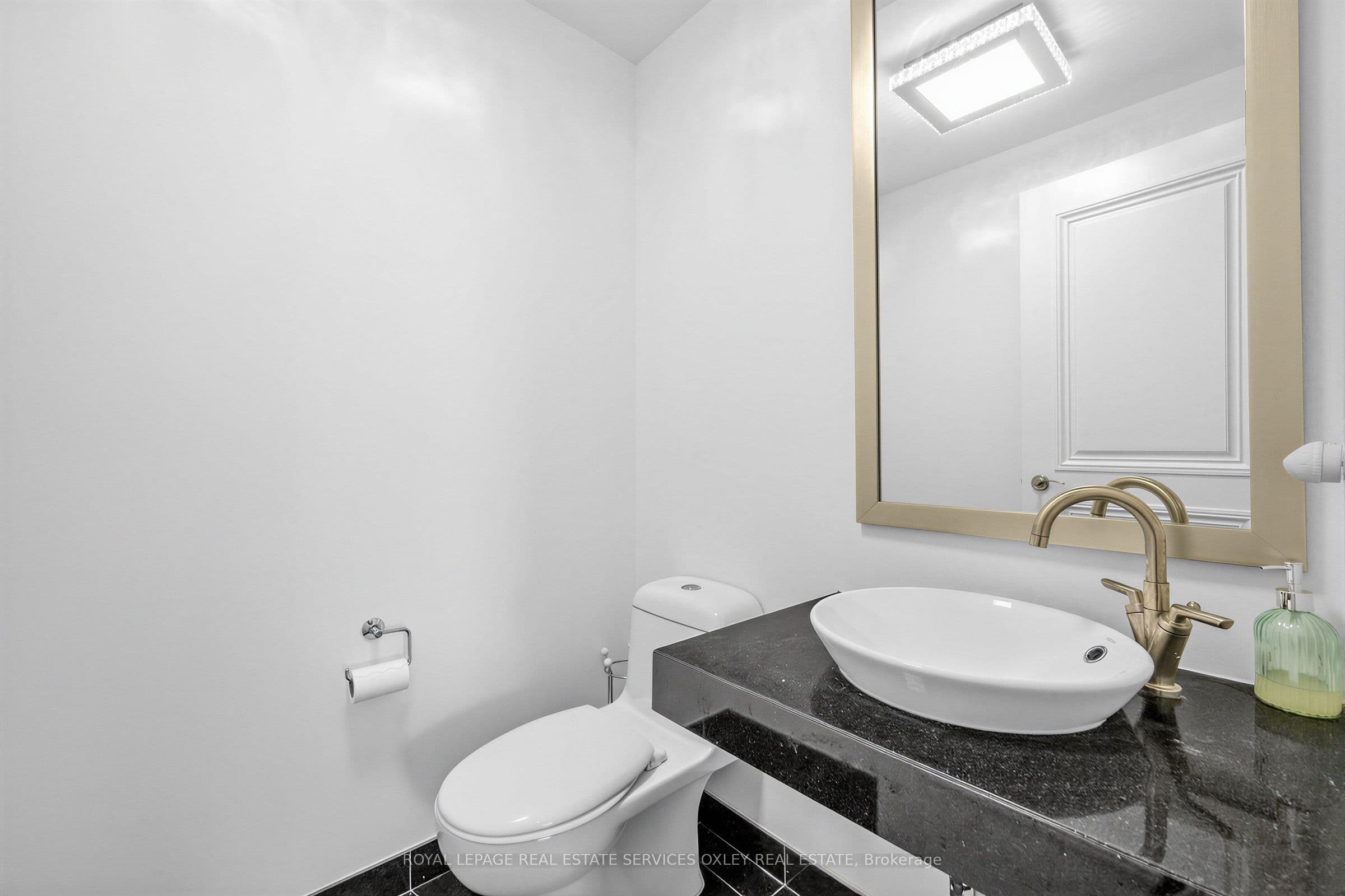 2181 Yonge Street 3701, Toronto, ON M4S 3H7