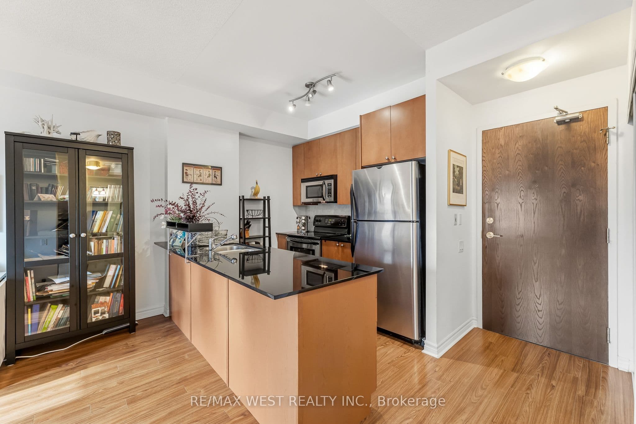 4196 Dundas Street W 402, Toronto, ON M8X 0A3