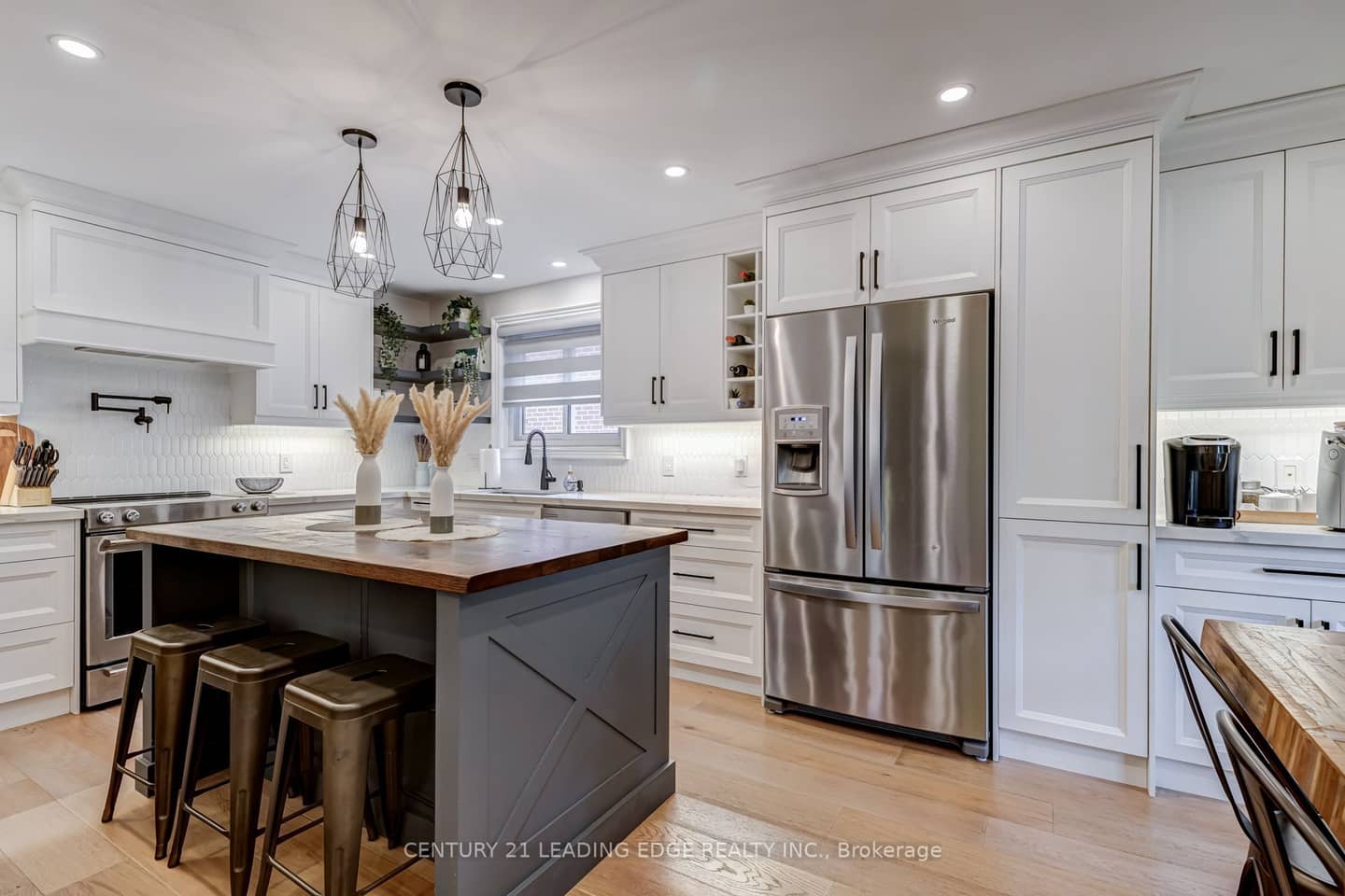 5 Mountbatten Road, Toronto, ON M9P 1Y8