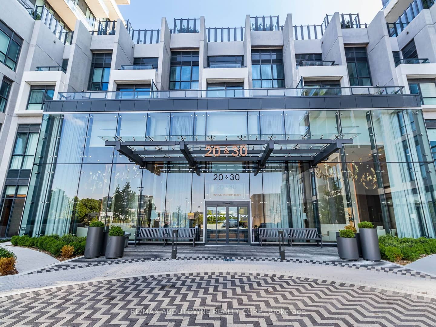 30 Inn On The Park Drive 2208, Toronto, ON M3C 0P7
