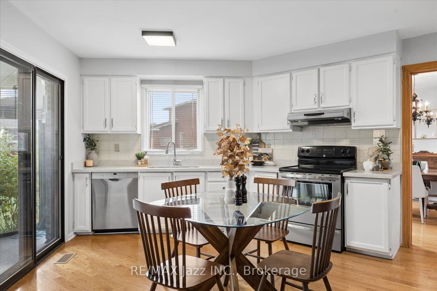 28 Jubilee Court, Whitby, ON L1N 6R3