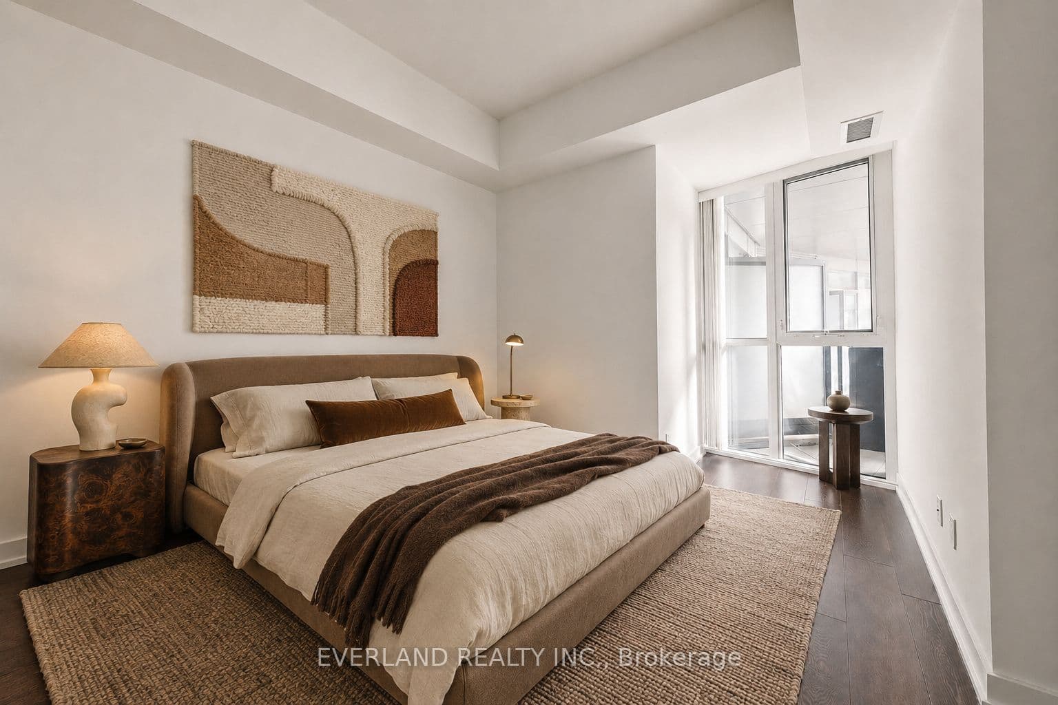 20 Bruyeres Mews 201, Toronto, ON M5V 0G8