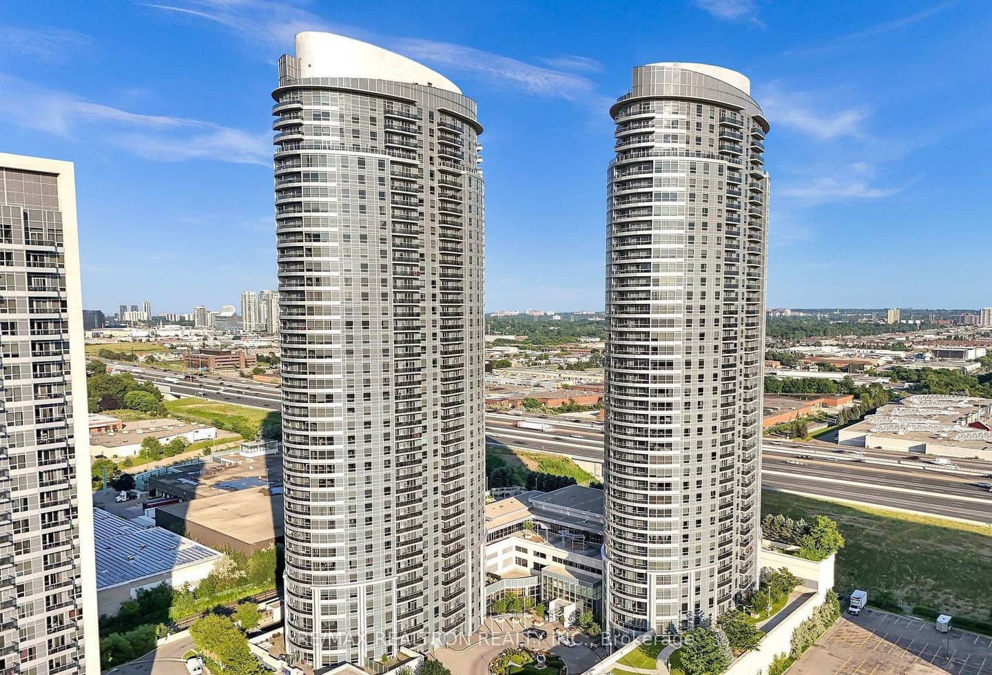 135 Village Green Square 2319, Toronto, ON M1S 0G4