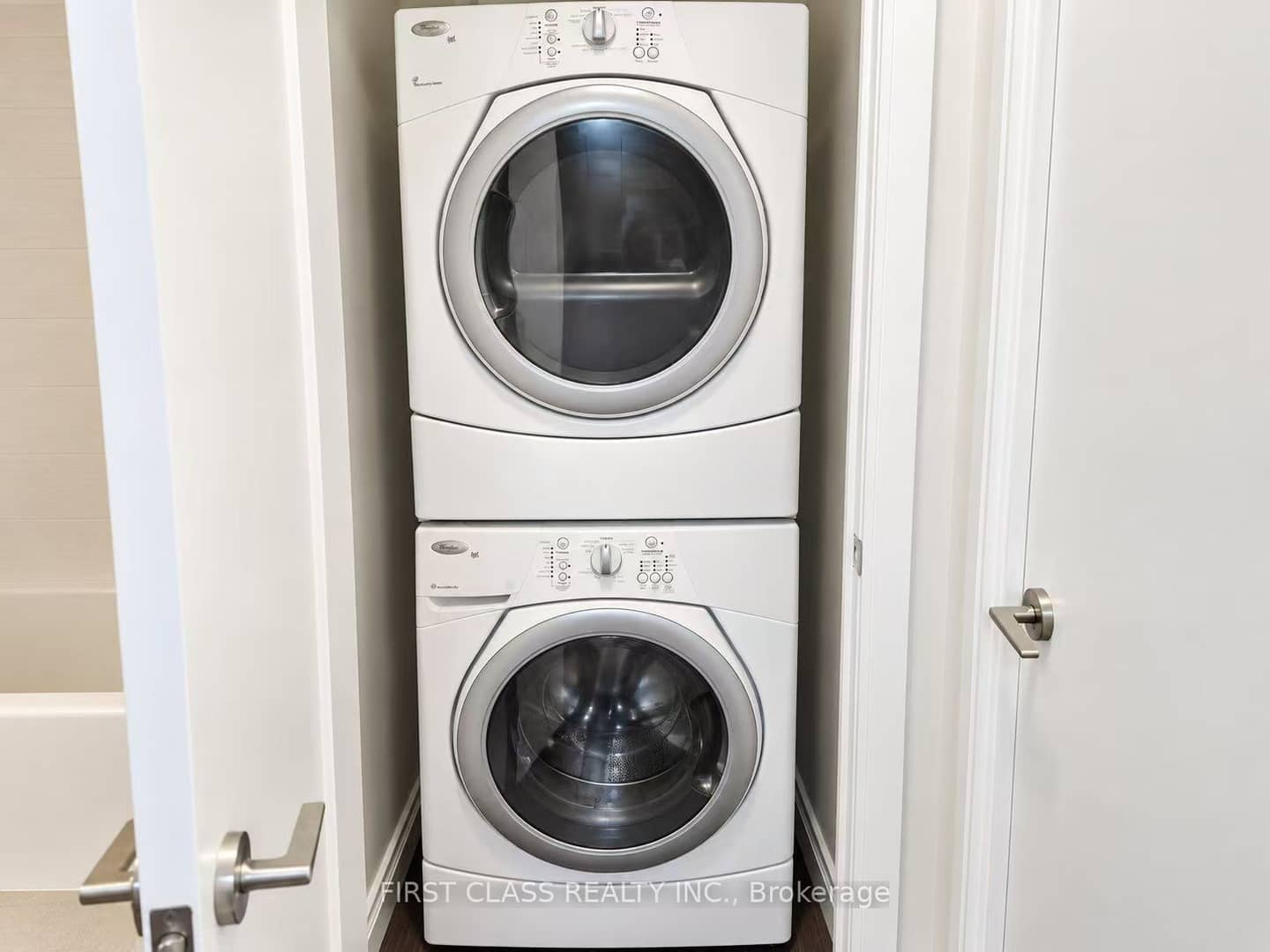 135 Village Green Square 2216, Toronto, ON M1S 0G4