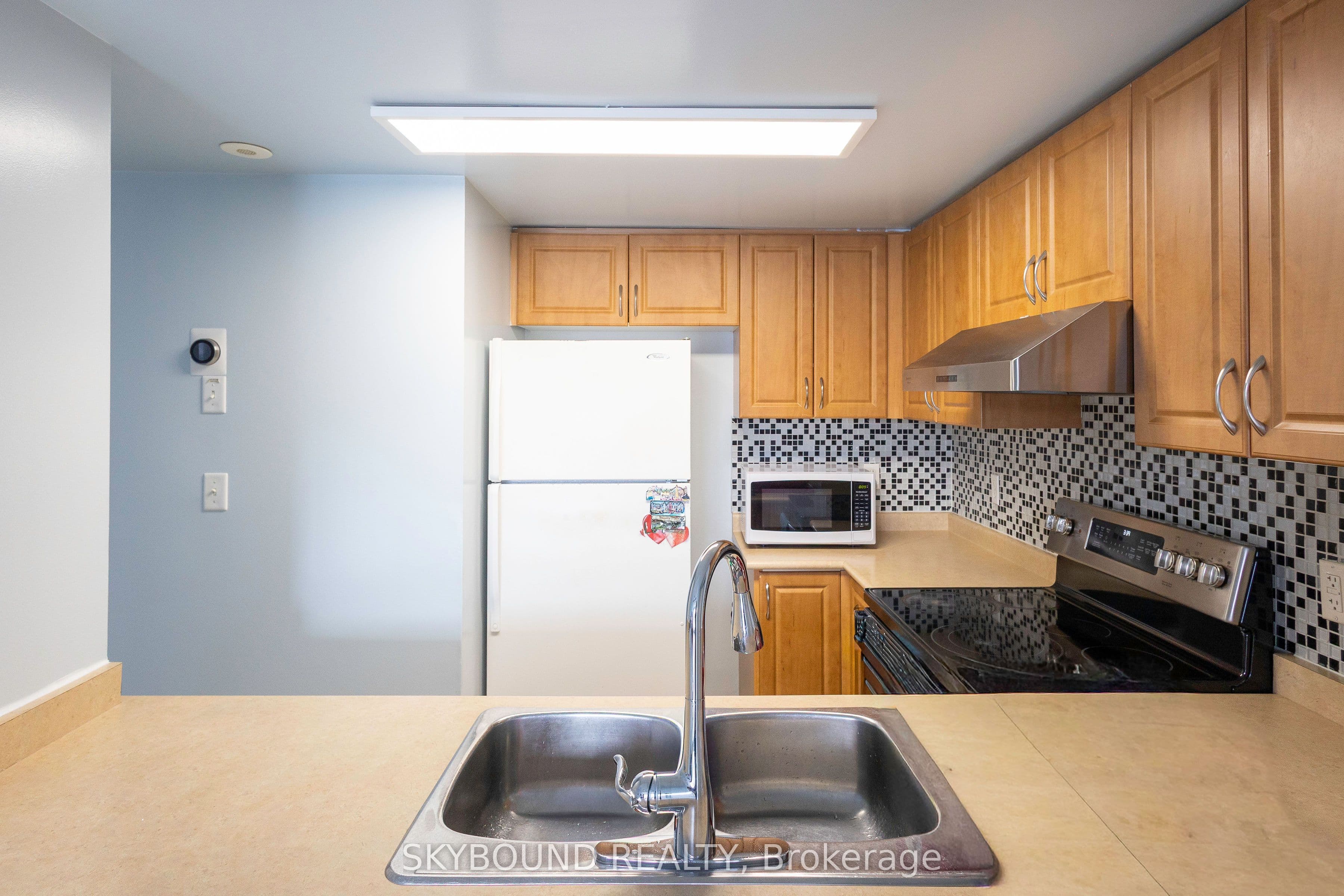 3043 Finch Avenue W 2033, Toronto, ON M9M 0A4