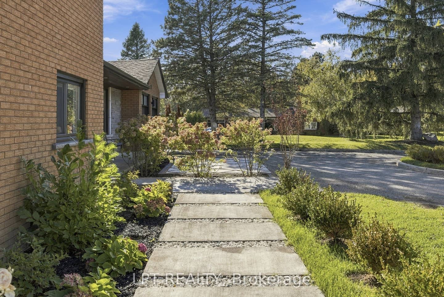 9 Noblewood Drive, King, ON L0G 1N0