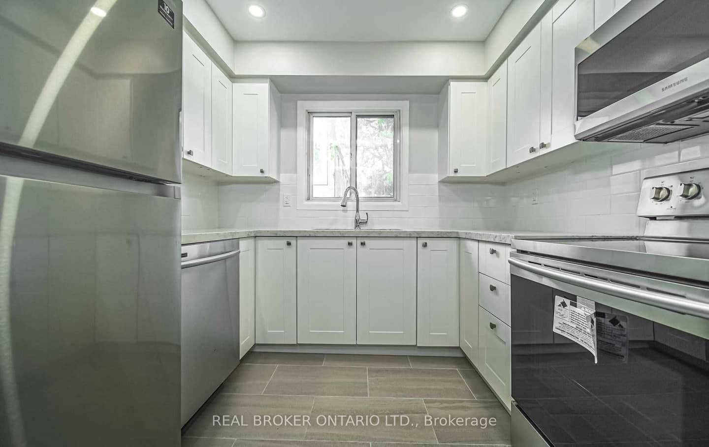 1100 Oxford Street 12, Oshawa, ON L1J 6G4
