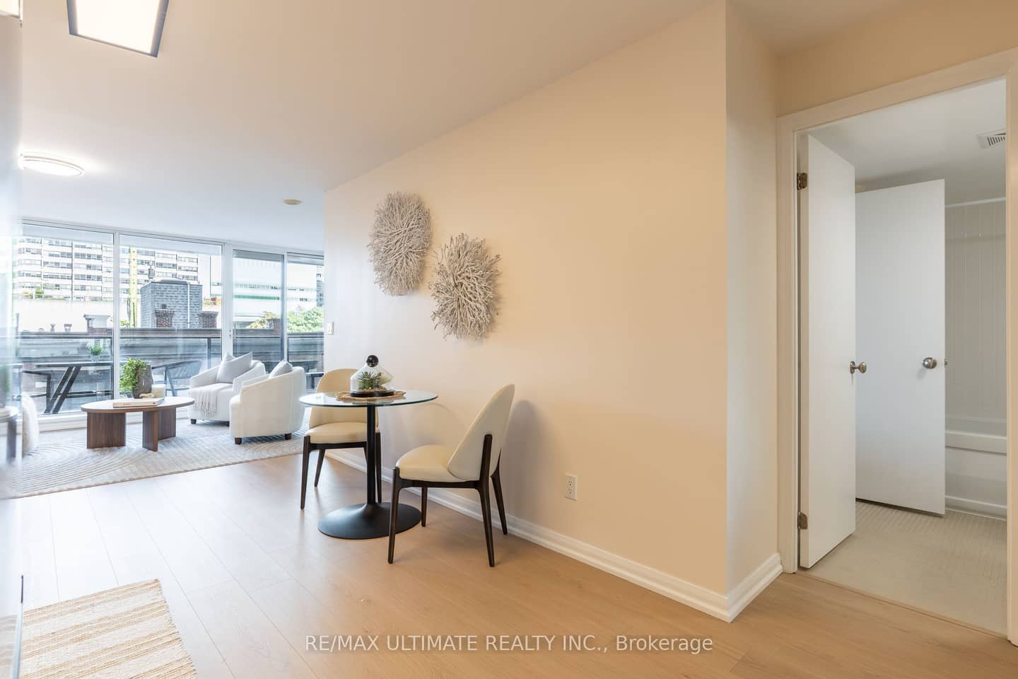 111 Elizabeth Street 627, Toronto, ON M5G 1P7