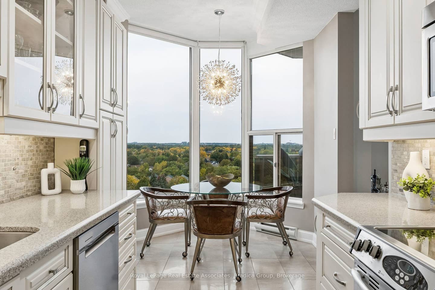 1905 Pilgrims Way Ph2, Oakville, ON L6M 2X2