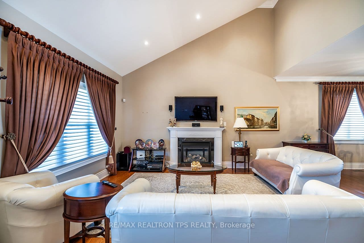 25 Leafield Drive, Toronto, ON M1W 2R2