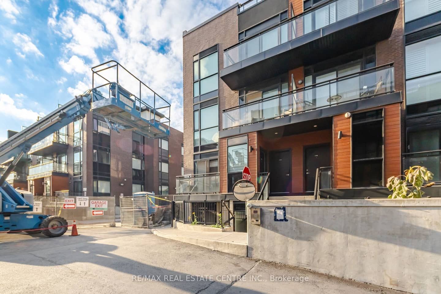 5279 Highway 7 1402, Vaughan, ON L4L 0J1