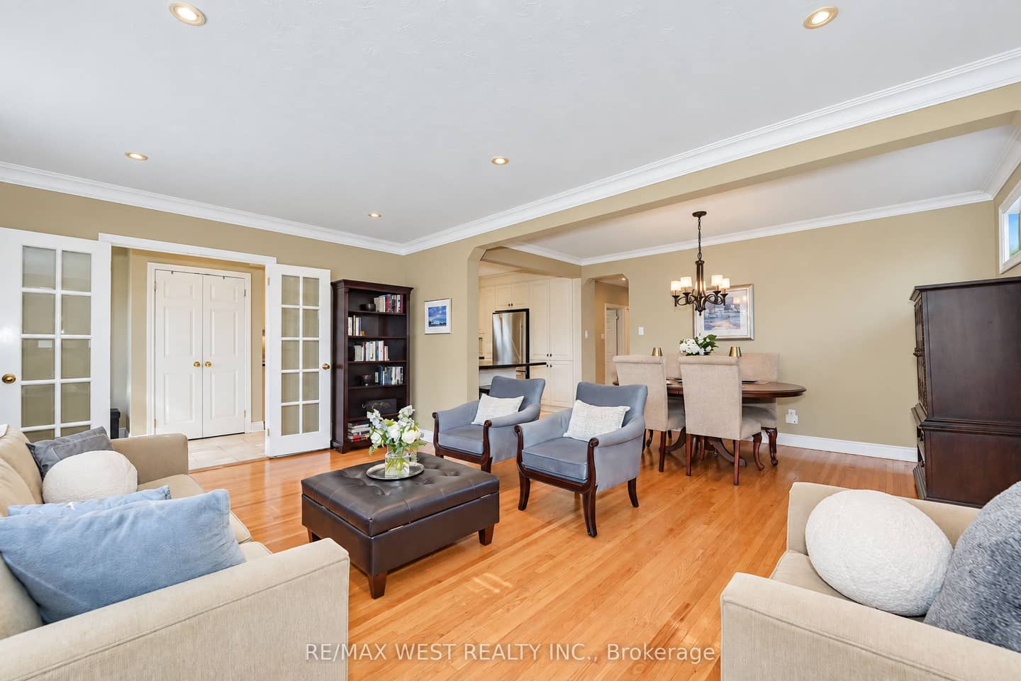 18 Nashland Avenue, Toronto, ON M9B 2V4