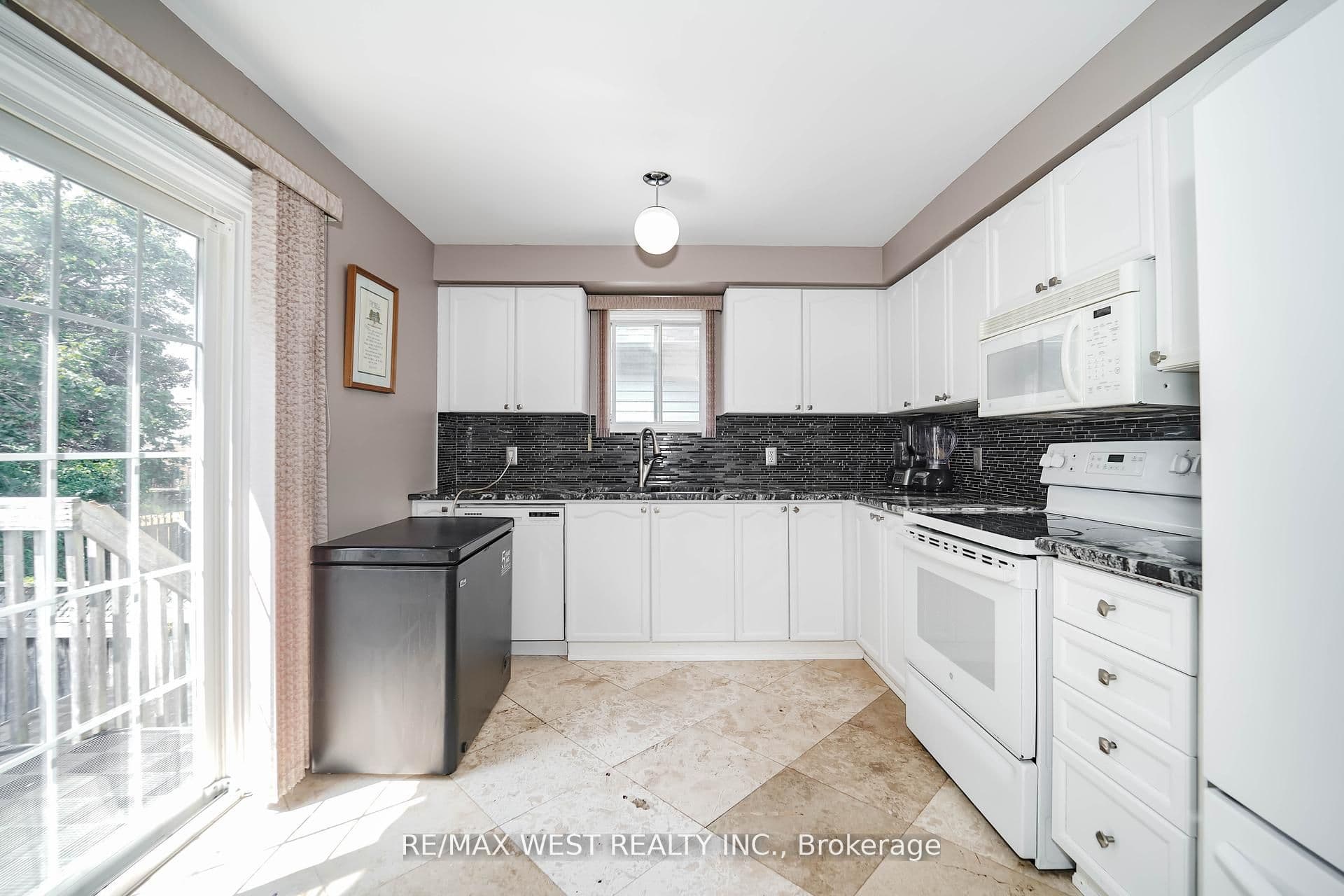 1976 Edenwood Drive, Oshawa, ON L1G 7Y1