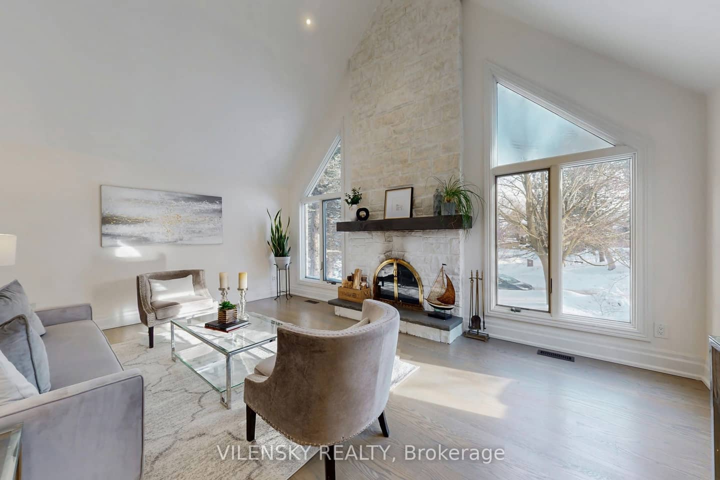 32 Whitfield Court, Aurora, ON L4G 5L7