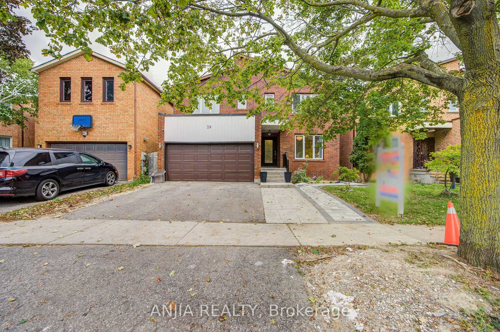 39 Millcroft Way, Vaughan, ON L4J 6P2