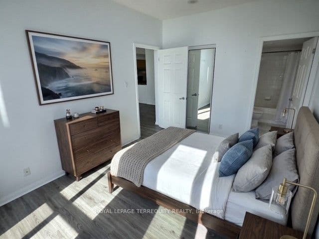 230 Queens Quay W 2322, Toronto, ON M5J 2Y7