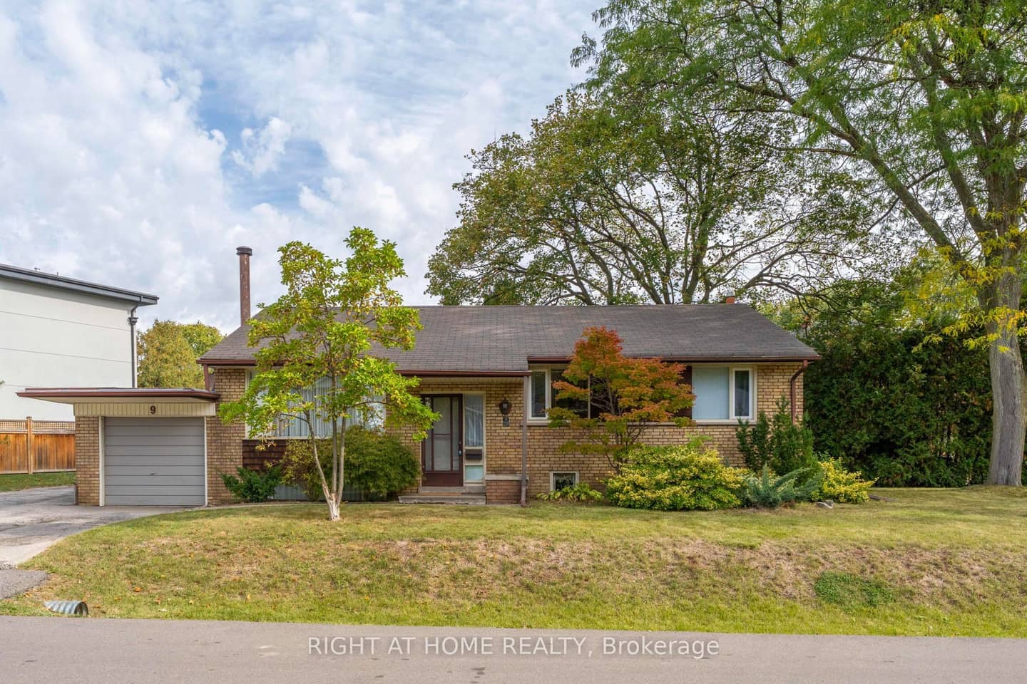 9 Appledale Road, Toronto, ON M9B 5G5