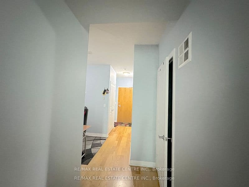 3939 Duke Of York Boulevard 301, Mississauga, ON L5B 4N2