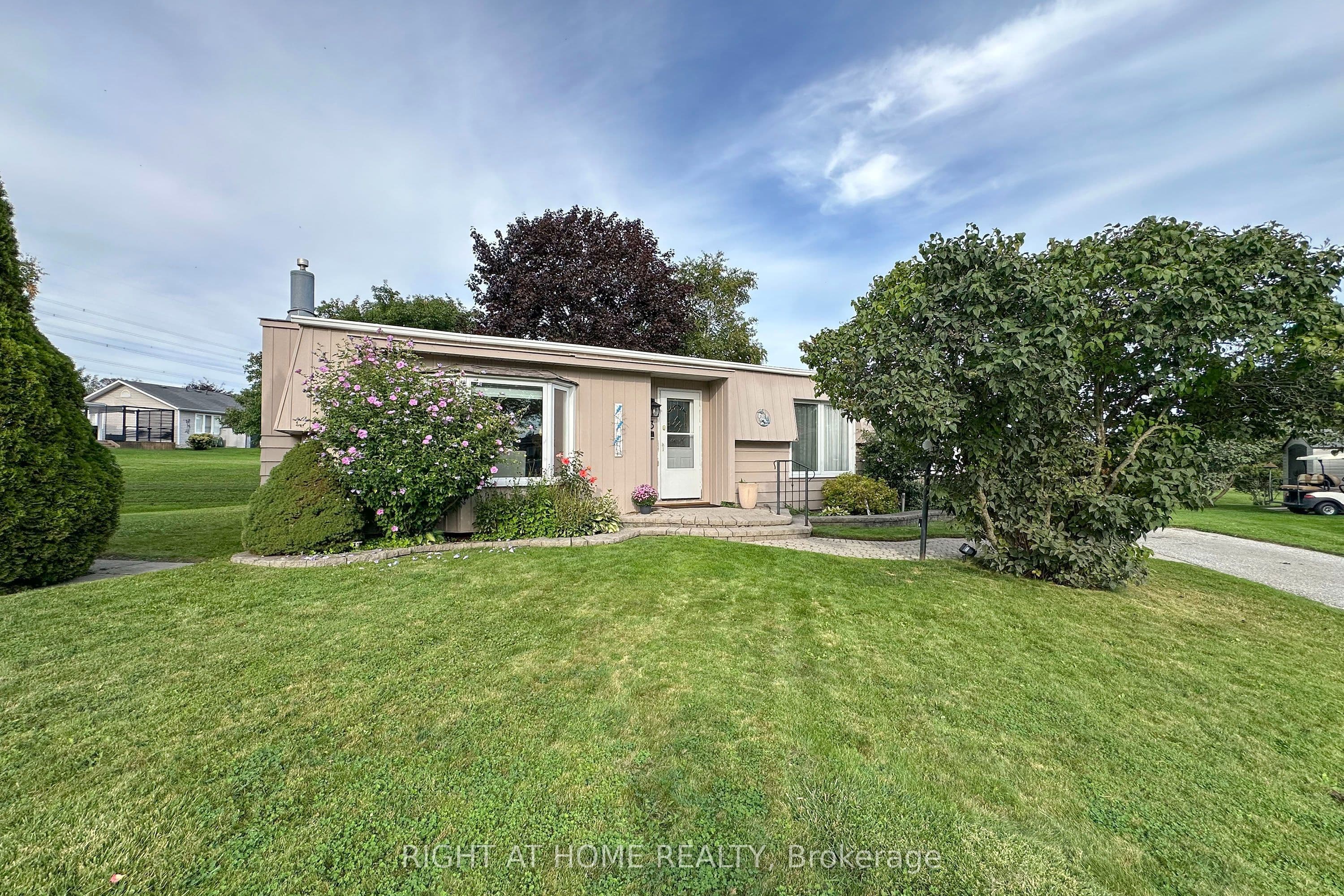 13 Cornerbrook Court, Clarington, ON L1B 1B7