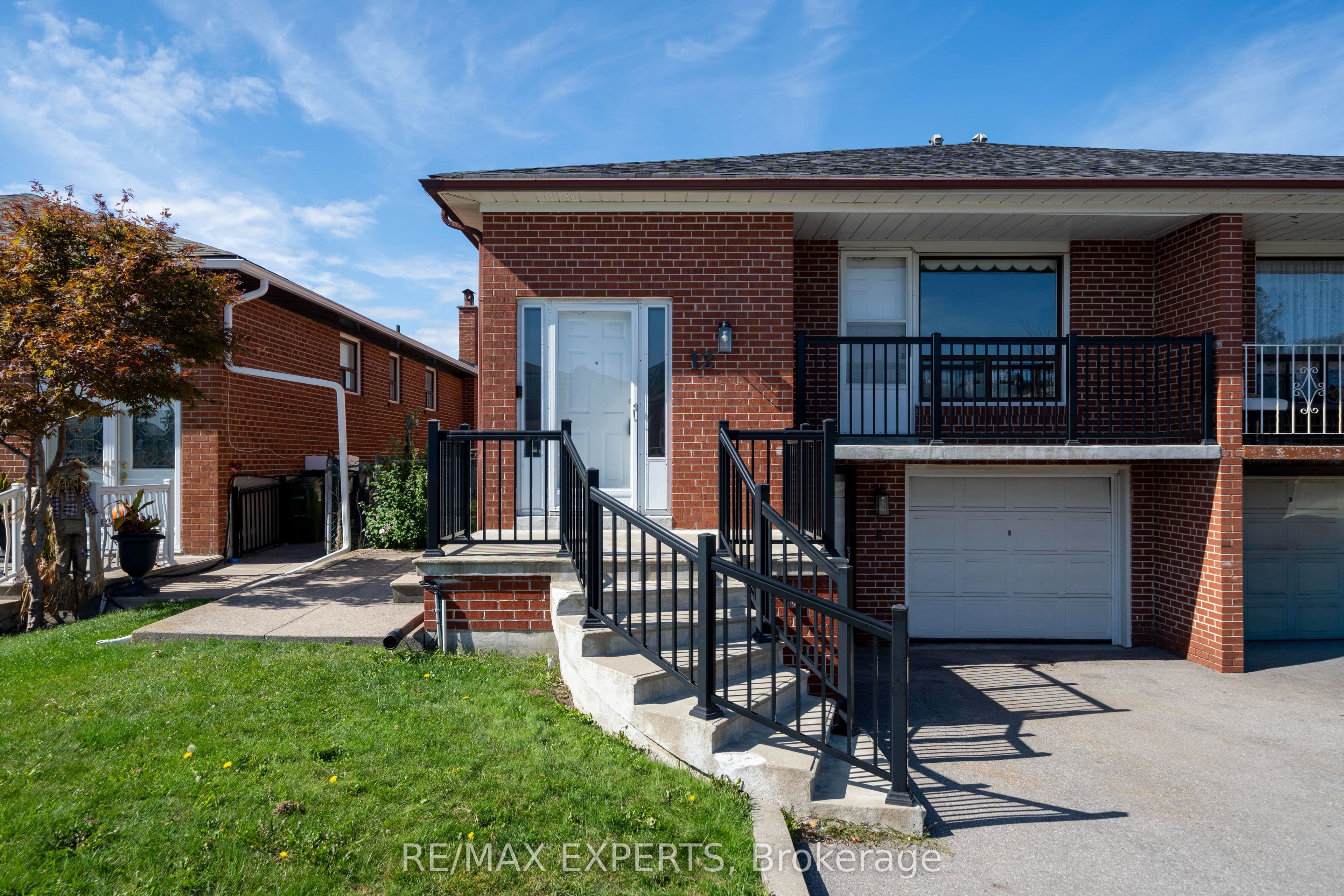 12 Paradelle Crescent, Toronto, ON M3N 1E4