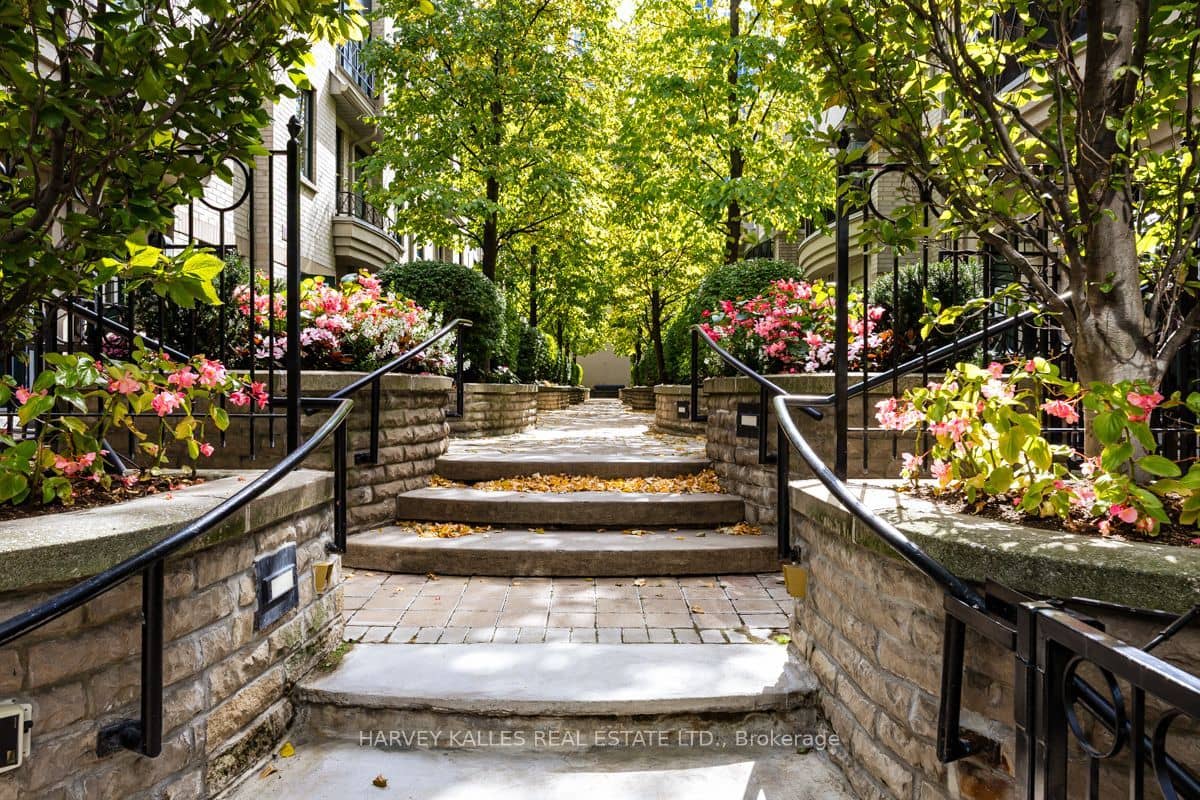 1 Baxter Street TH 9, Toronto, ON M4W 3W1