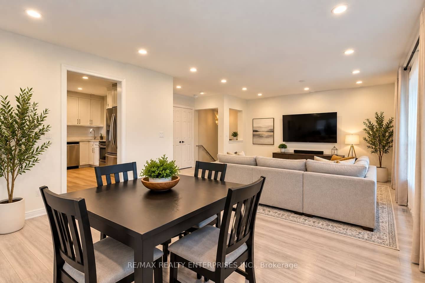 16 Warbeck Place, Toronto, ON M9R 3C3