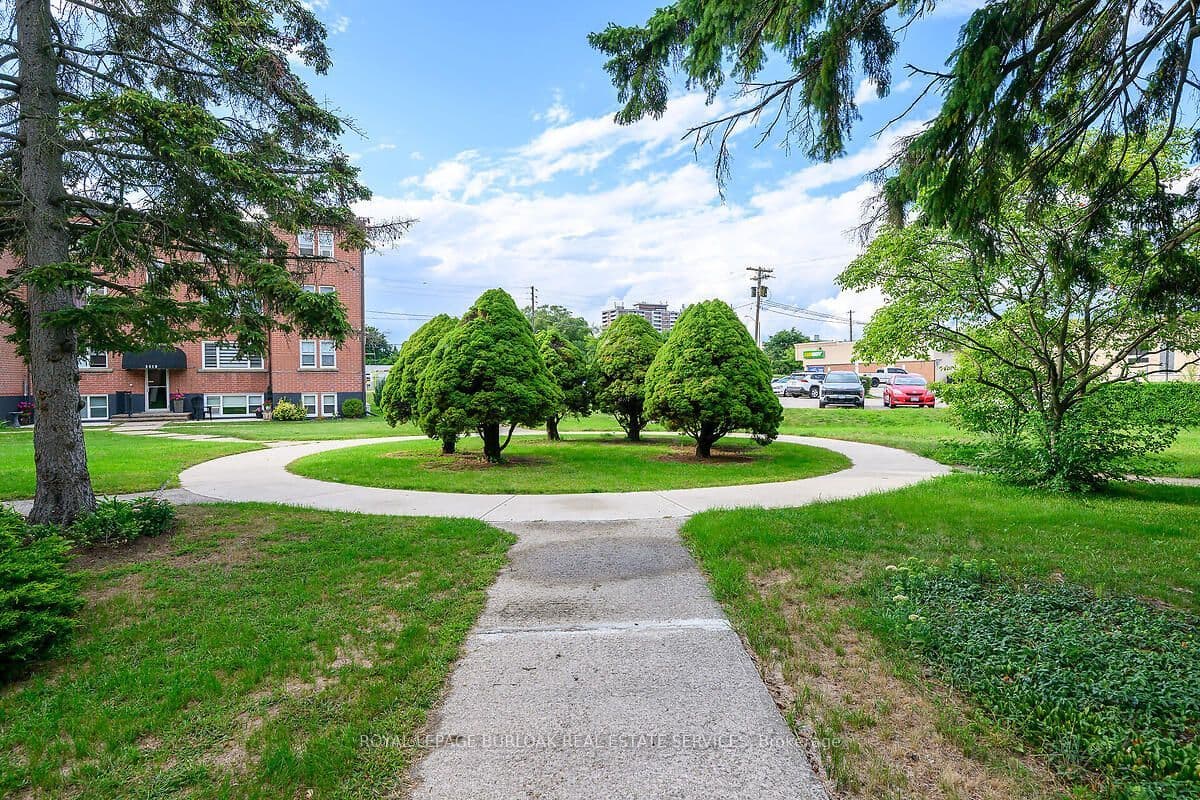 2422 New Street 9, Burlington, ON L7R 1J6