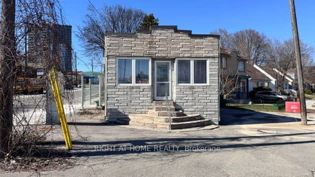 104 Danforth Road, Toronto, ON M1L 3W7