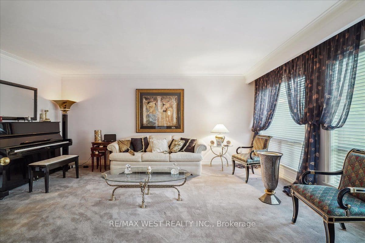 190 Sandys Drive, Vaughan, ON L4L 3E3