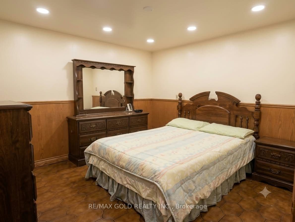 16 Cassis Drive, Toronto, ON M9V 4Z6